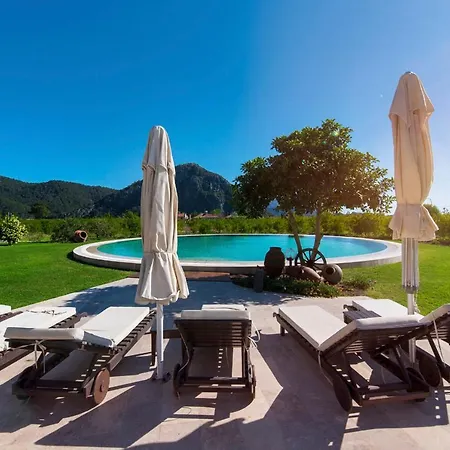 Sleeps 8 Pool Air Con Wifi
