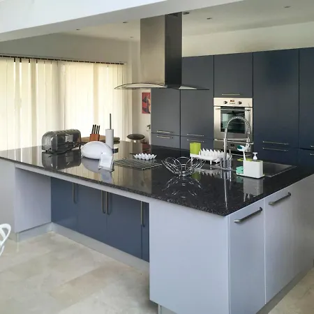 Sleeps 8 Pool Air Con Wifi